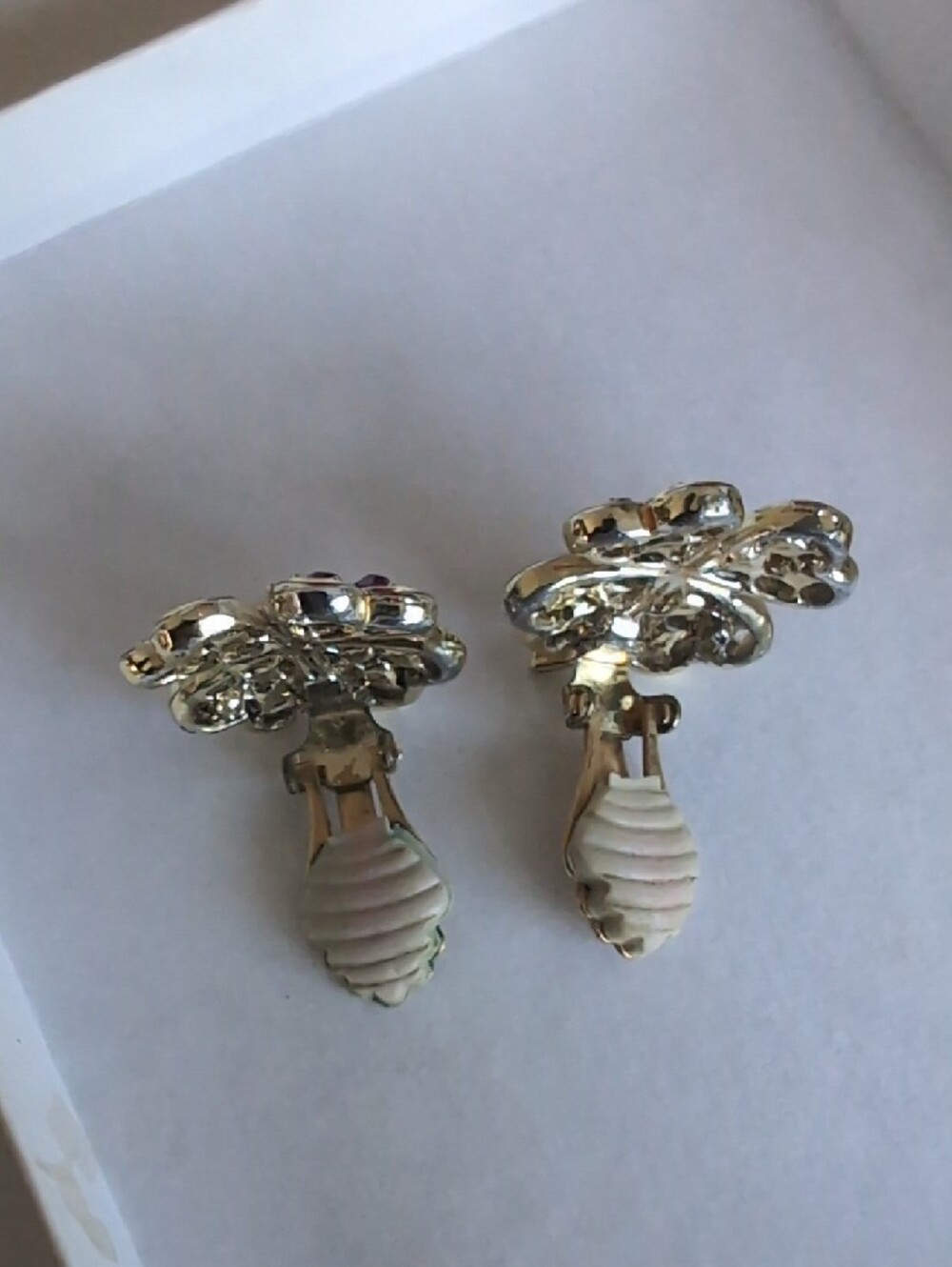 Vintage Sarah Coventry Gold-Tone Four-Leaf Clover Brooch and Clip Earrings Set - Picture 10 of 11